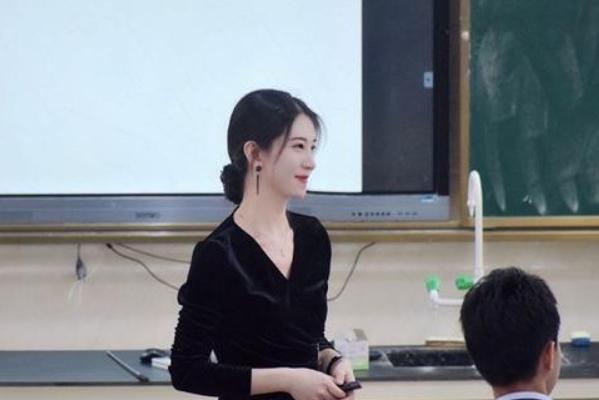 重庆云阳初中男老师走红，长相阳光帅气，网友：我想回去读书