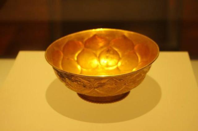 河南老农拿祖传金碗鉴定,专家看后建议其上交,老农说:我不交