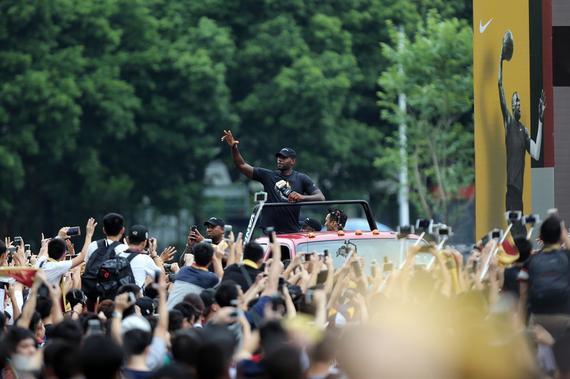 有哪些nba球星非常热爱中国(NBA巨星在中国人气排名：詹姆斯仅第3，第1如神一般存在)