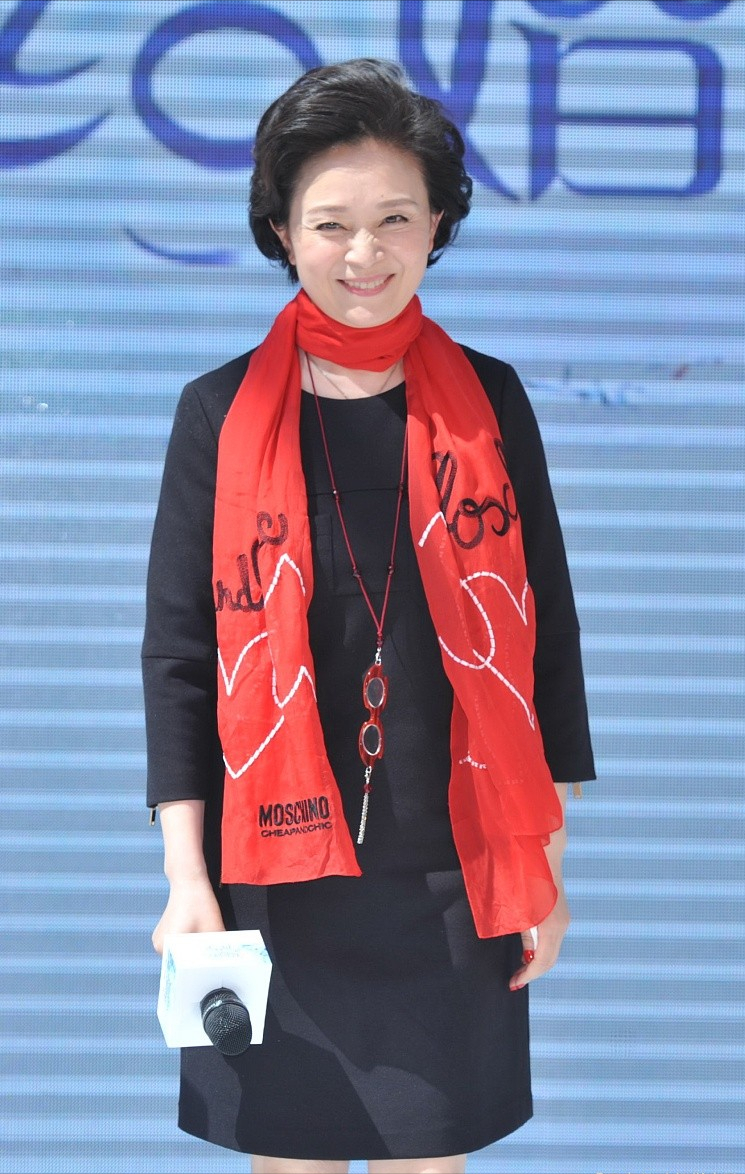 63岁刘莉莉真是优雅女人,黑白裙配红丝巾,果然有"辣婆婆"的样