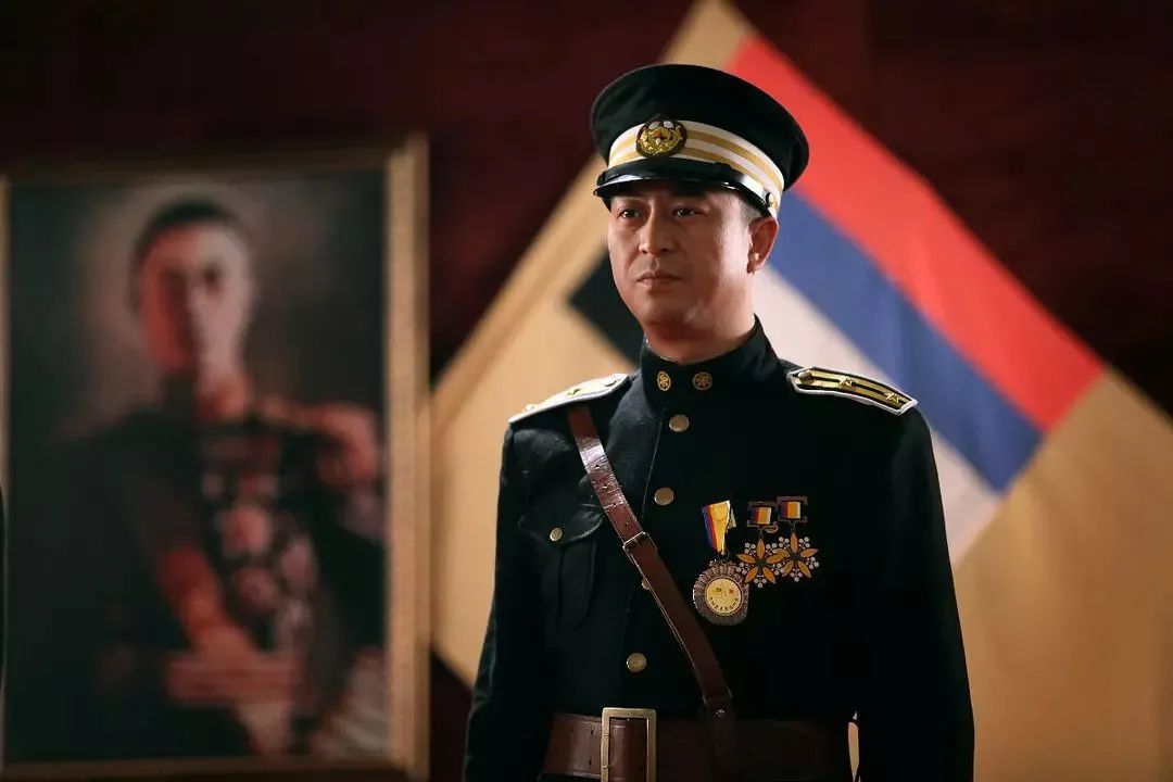 《悬崖》中周乙穿着的伪满洲国警察制服因此,保安局的业务也格外复杂