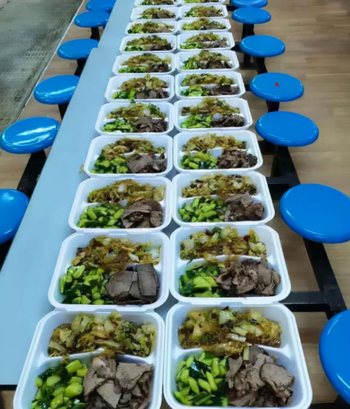 深圳一幼师晒食堂菜火了，整齐划一5天不重样，家长看后想去蹭饭