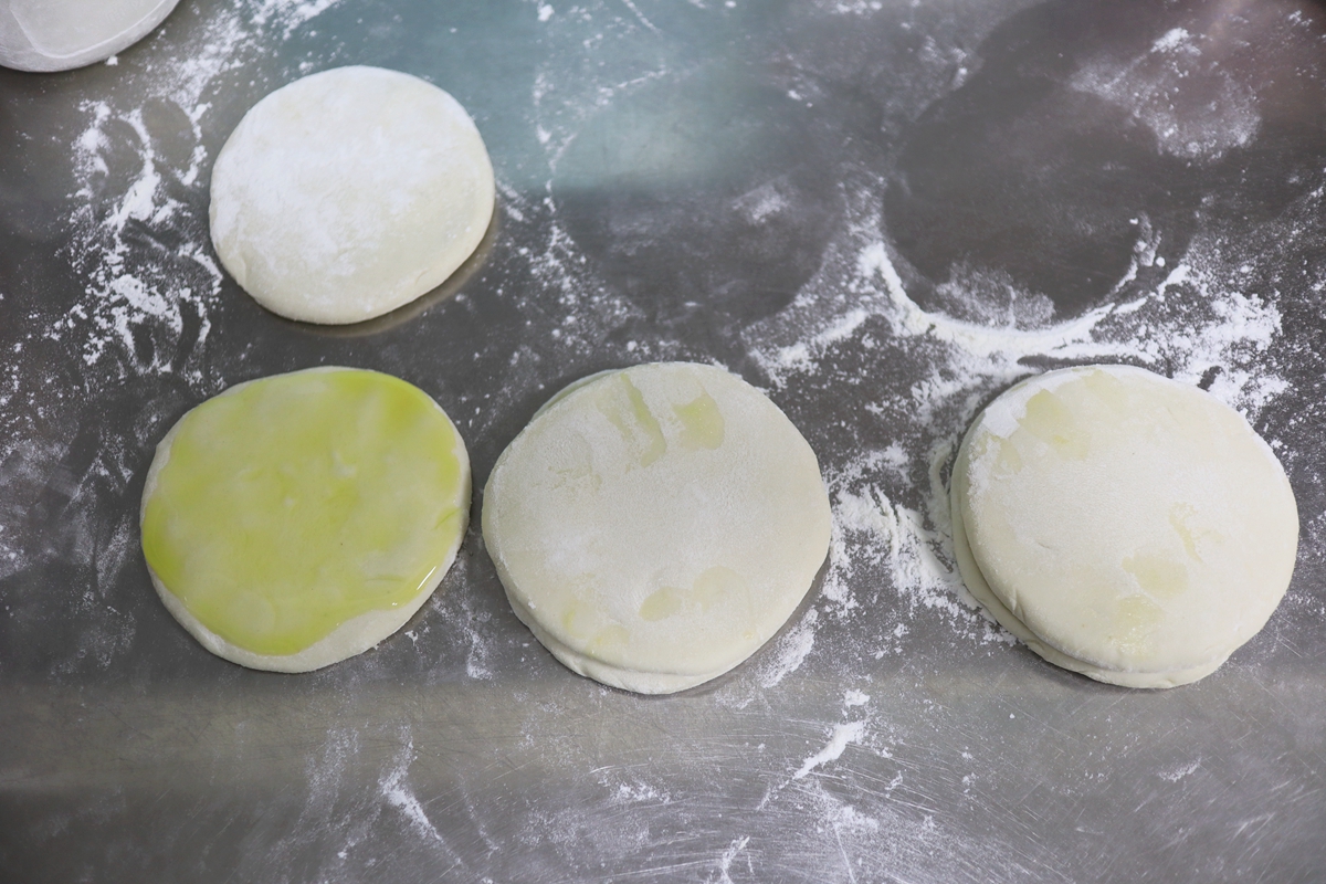 2分钟出锅的烙薄饼，又软又香卷着吃，用凉水还是热水揉面不挑剔