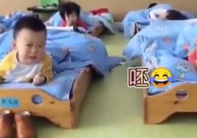 幼儿园俩孩子午睡前的“灵魂对话”：如何让孩子尽快适应幼儿园？