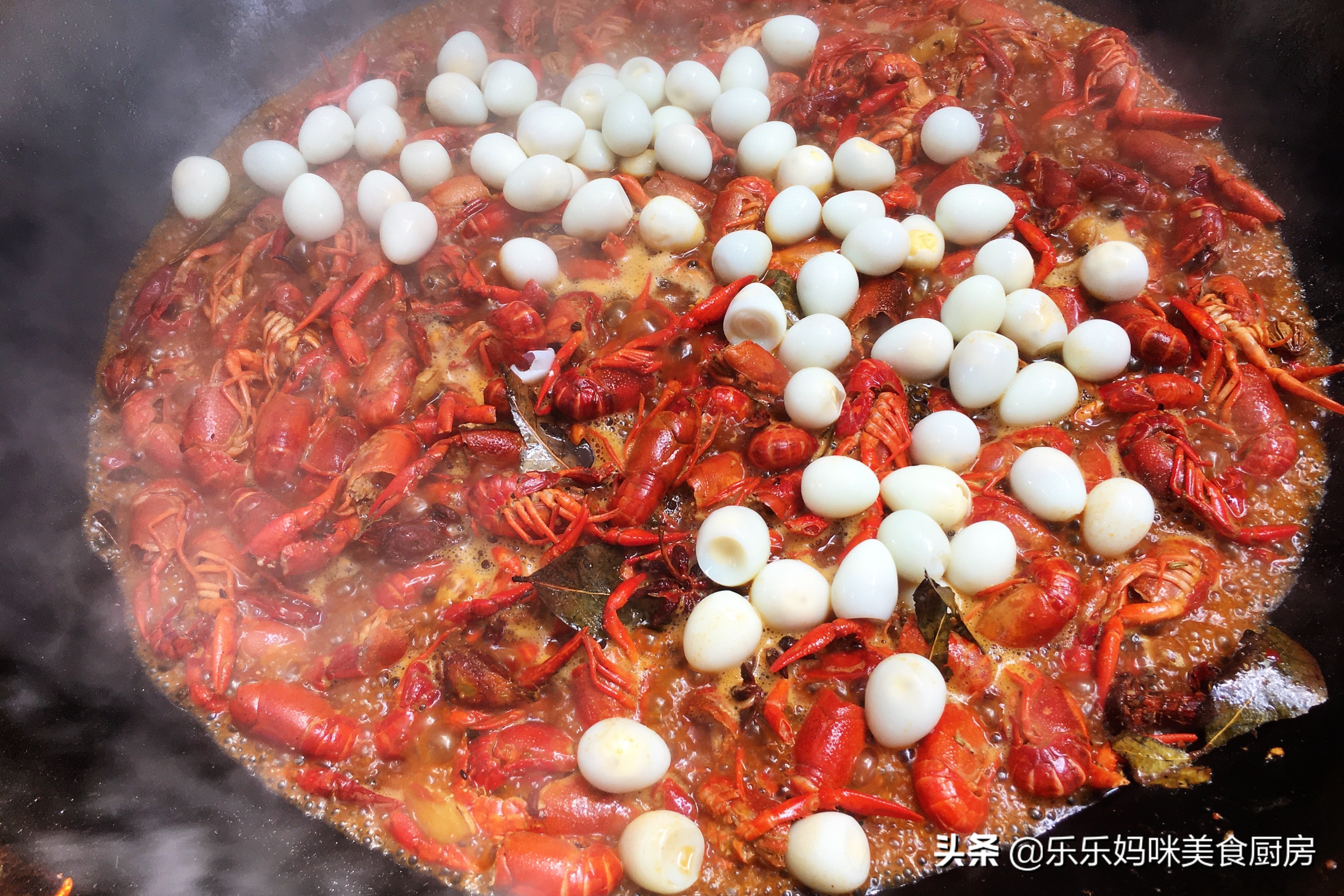5月小龙虾正肥美，20块钱一斤，搭配鹌鹑蛋一起炒，好吃又实惠