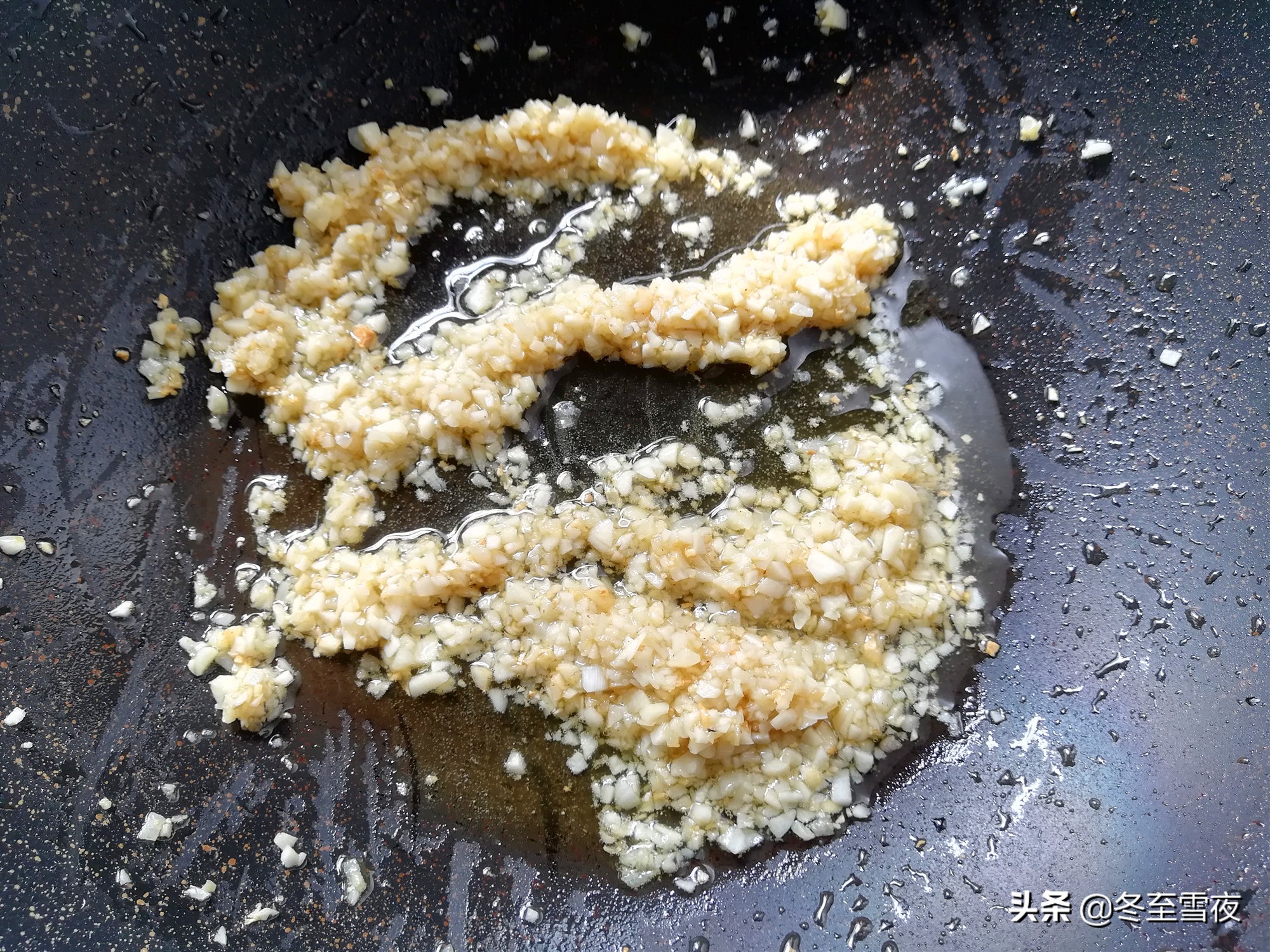 蒜蓉蒸生蚝的做法(蒸海鲜好不好吃，做蒜蓉技巧很重要，生蚝这样蒸，鲜香味美)