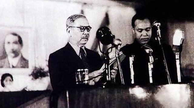 陈嘉庚到延安考察，毛主席为他摆欢迎晚宴：白菜、土豆、一锅鸡汤