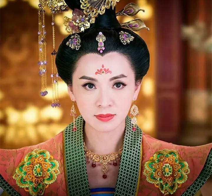 电影《梅艳芳》剧照曝光,女主扮演者惹争议,网友:一点不像梅姑