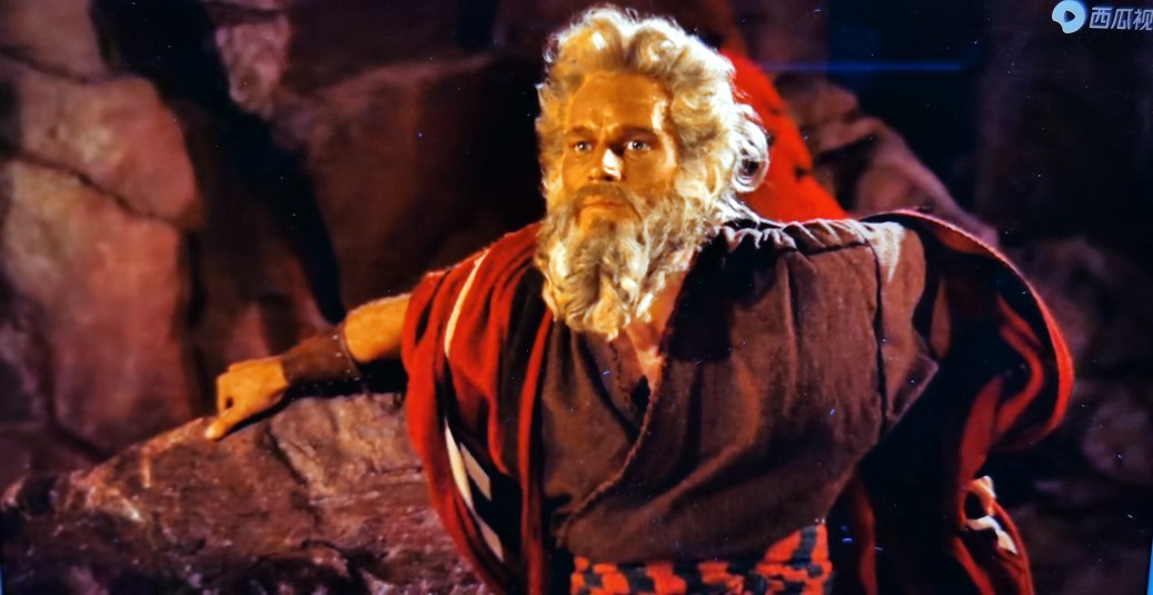 终于带领族人离开了旧地埃及,远离了法老的皮鞭和死亡,远离了可怕的