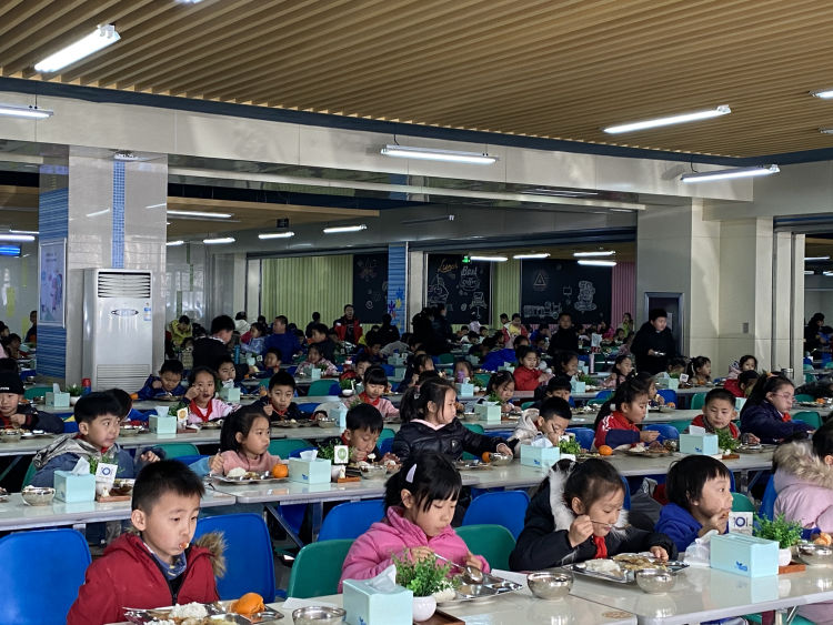 学校食堂配餐食谱有了标准，让学生既要吃饱又要吃好
