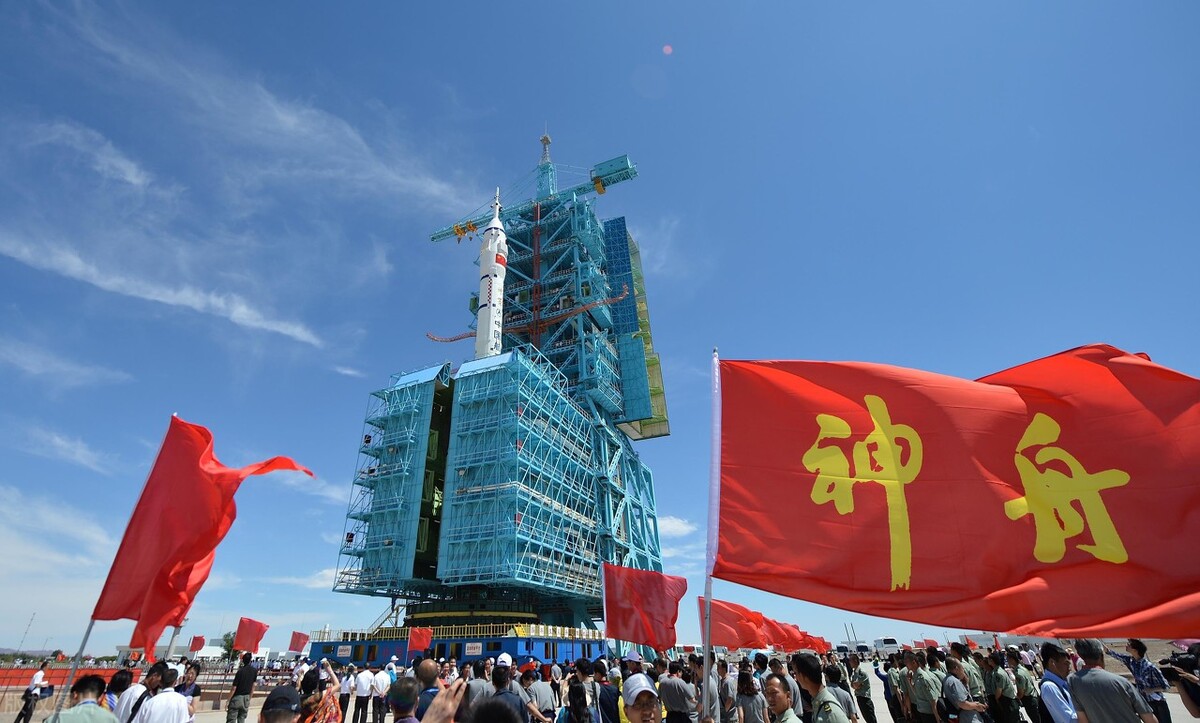 神舟二号是2001年01月10日发射的,飞行了7天,返回了地面.