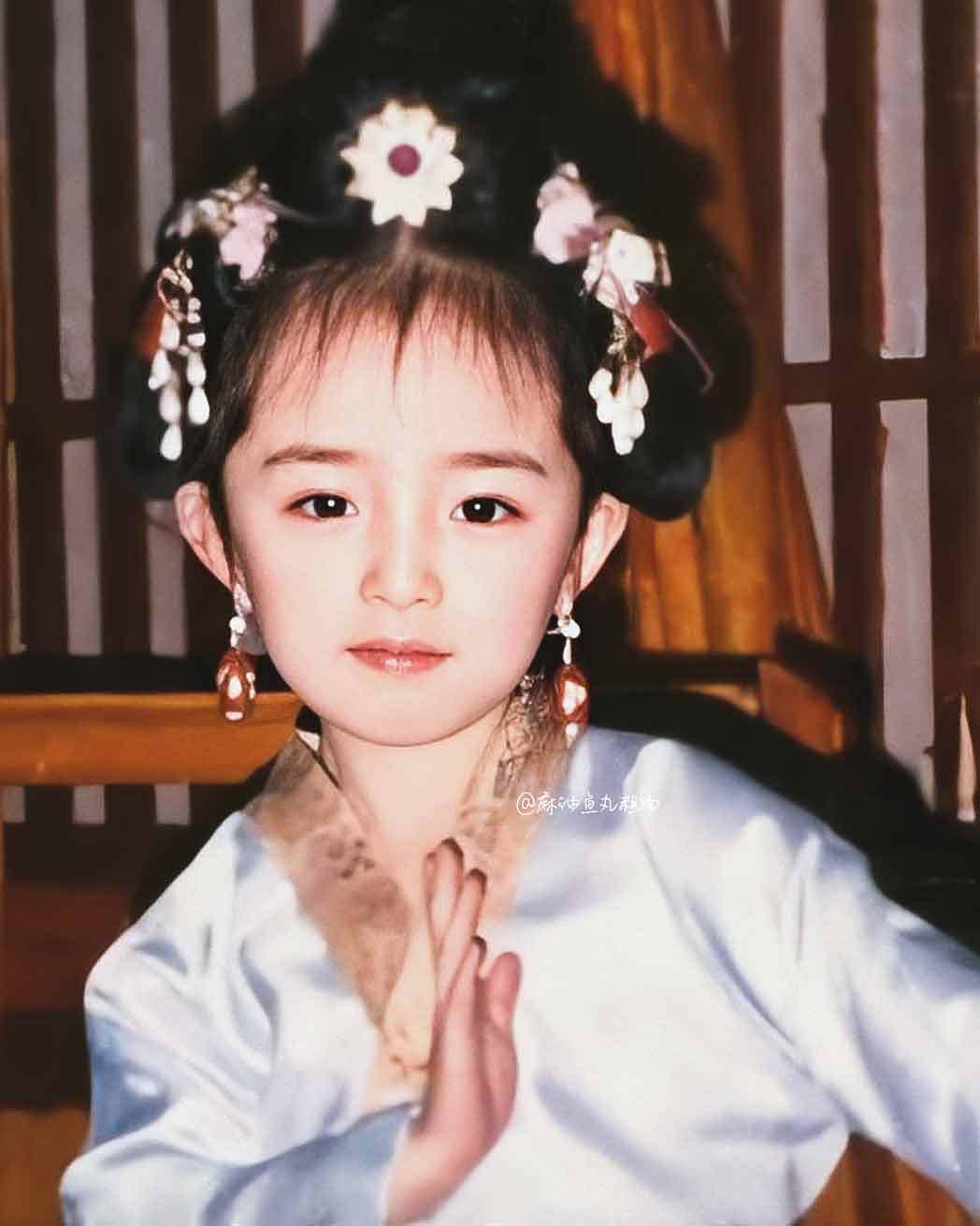 杨幂小时候的高清照,鼻梁优越眉眼是真绝,倒立洗头也太调皮了吧