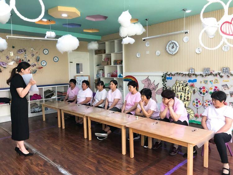 幼儿园保育员是怎样的存在？请不要叫她们“阿姨”，她们也是老师