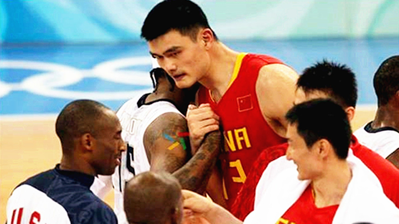 为什么nba球星都喜欢姚明(姚明在NBA有多受欢迎？詹姆斯主动与他握手，球迷纷纷起立致敬)