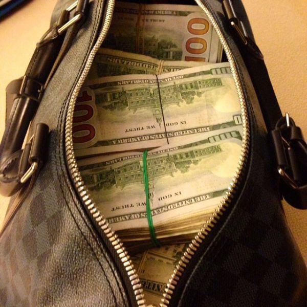 朋友圈中的炫富方式真是百花齐放,简简单单一张图片蕴意却非常深