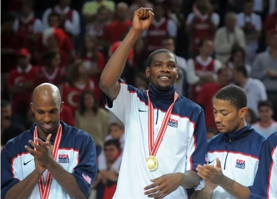 2010年篮球世界杯决赛（一人真的可以带走比赛！2010年世界杯决赛：KD拿下28分惊艳全场，）