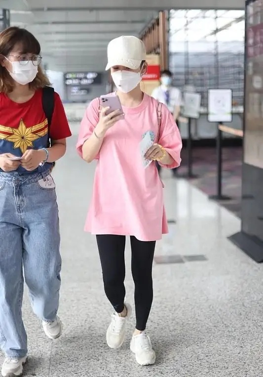 “九球皇后”潘晓婷，穿粉色T恤走少女风，39岁仍单身