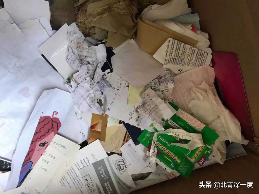 12箱快递被运往垃圾场后，他想要一个专业的答复，而不是快递员的下跪