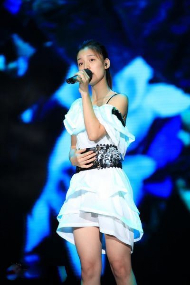 大家还记得2011年《快乐女生》里面的陆翊吗?