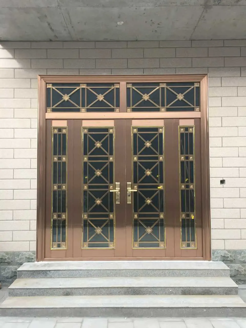 不锈钢门窗窗脏了应该怎么办?彩色不锈钢大门该如何清洁?