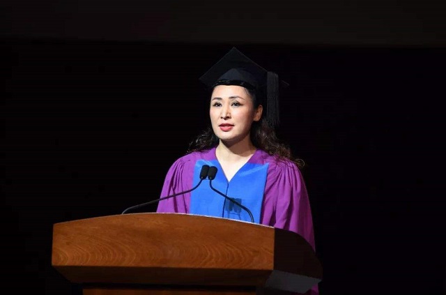 她是高颜值的大学校长，集能力和气质于一身，网友：这位校长漂亮