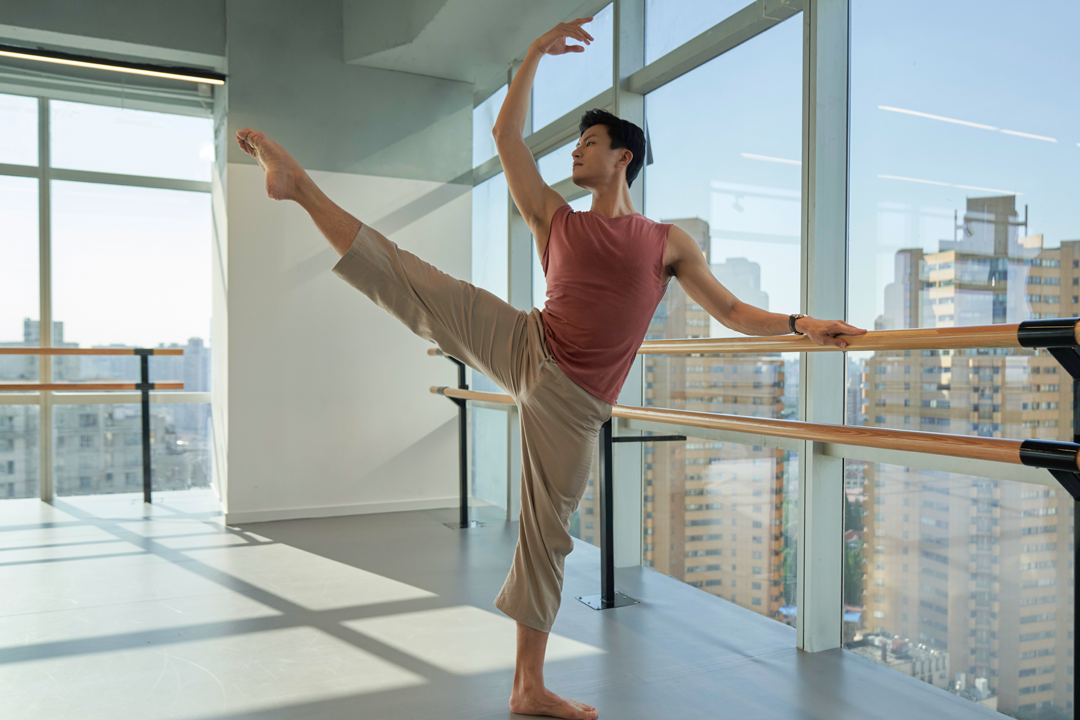 芭蕾男孩(芭蕾舞课上唯一的小男孩)