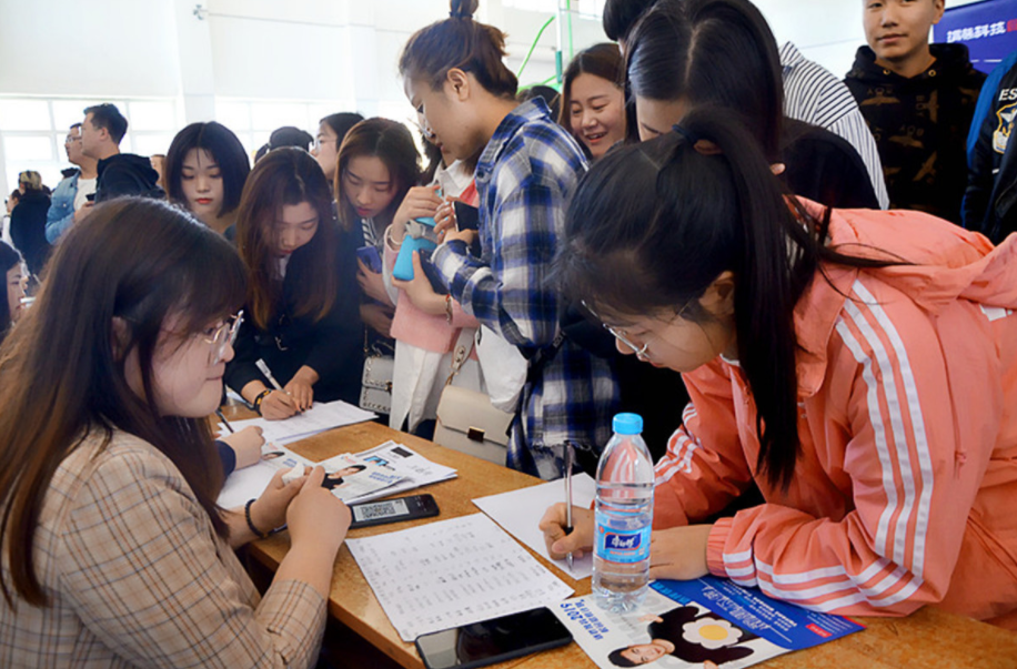 大学毕业生实习要收费，是捷径还是陷阱？医学生表示有苦难言