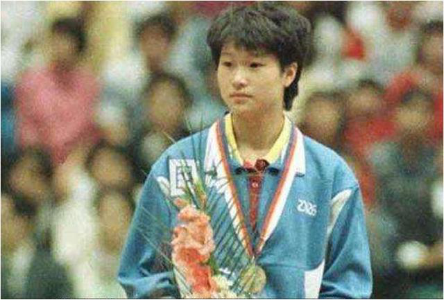 乒乓球为什么是短发(她是乒坛第一个女单冠军，却遭国家队弃用，远赴台湾，原因就一个)