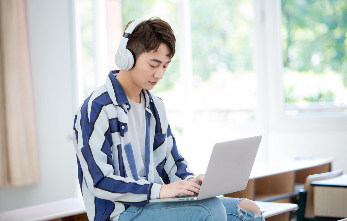 高校更换“高科技”新课桌，学生表示世界观被颠覆，网友羡慕不已