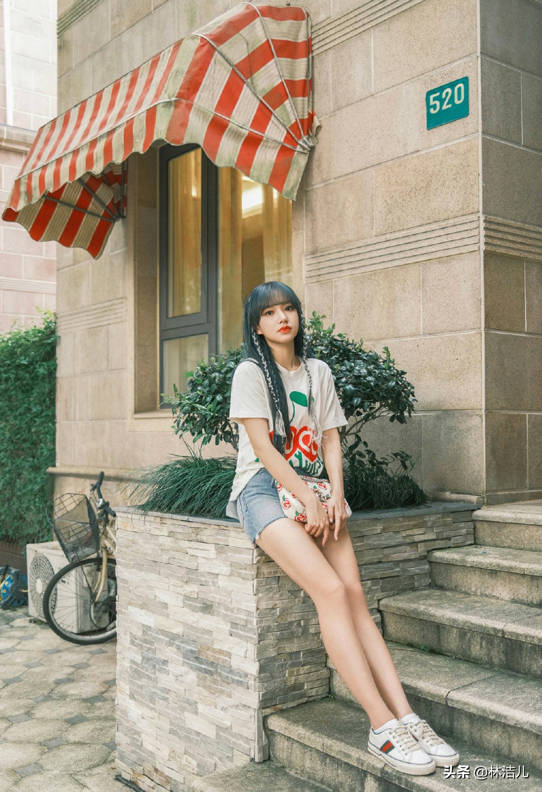 純白T恤靠邊站，今年夏天流行logoT恤，IU、Jennie全都被種草了