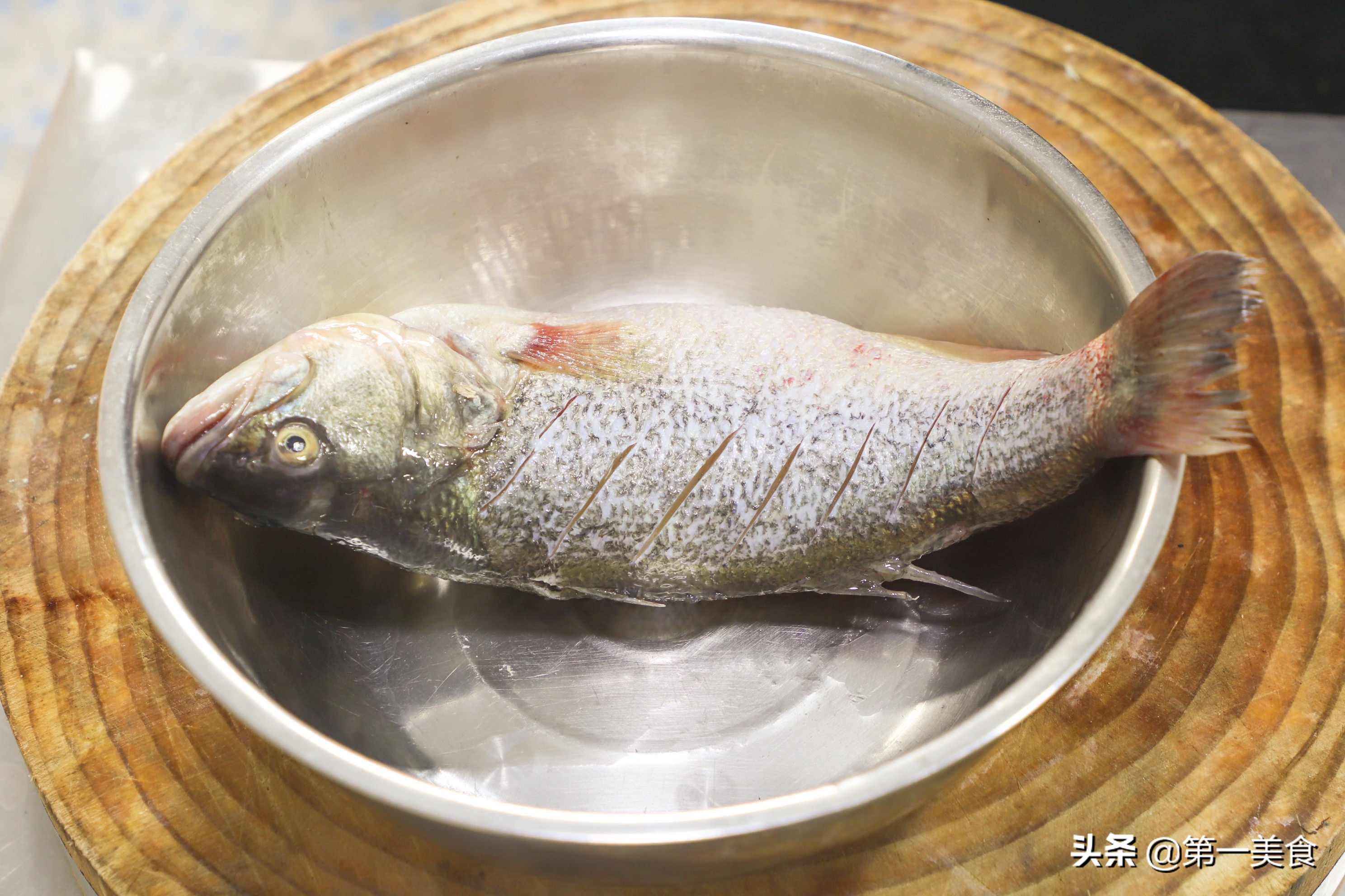 鱼要怎么烧好吃（鲈鱼这样烧着吃，汤汁浓郁，骨烂肉香，厨师长详细展示每个步骤）