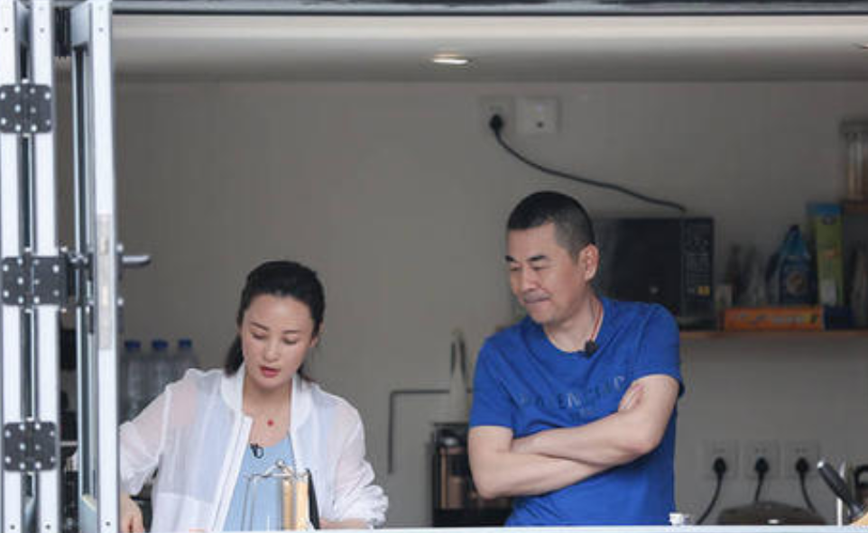 陈建斌个人资料(陈建斌的风流往事:一封信抛弃吴越,转身娶了小5岁的