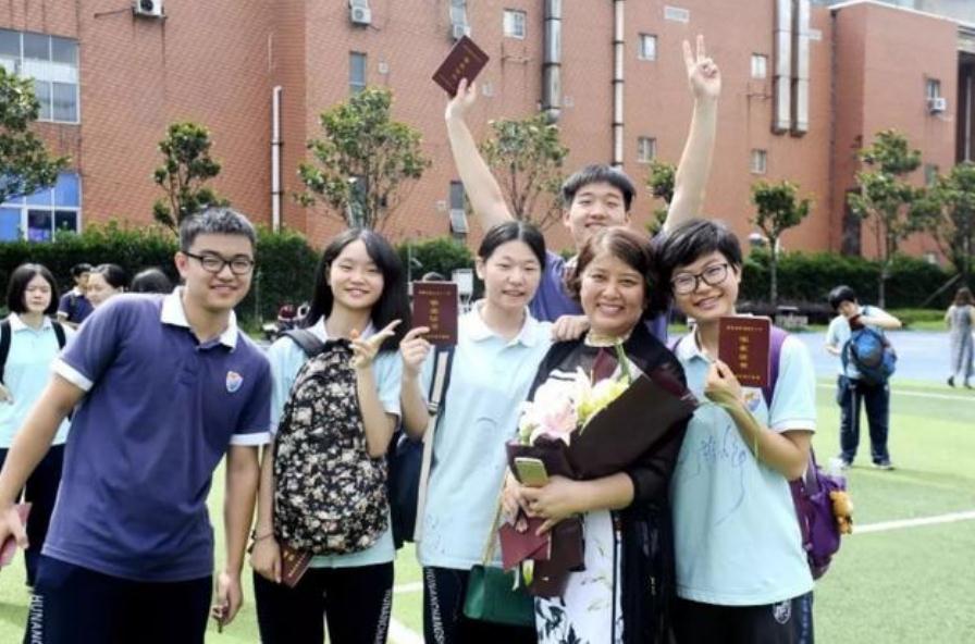 高中生需要“住校”吗？三类学生并不适合，成绩反倒可能下降