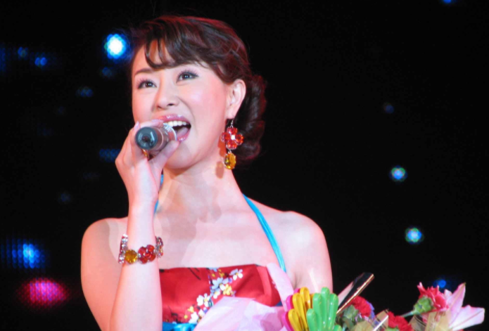 人生中去翻看,说不出是什么感觉,但是祖海的歌曲《为了谁》响起的时候