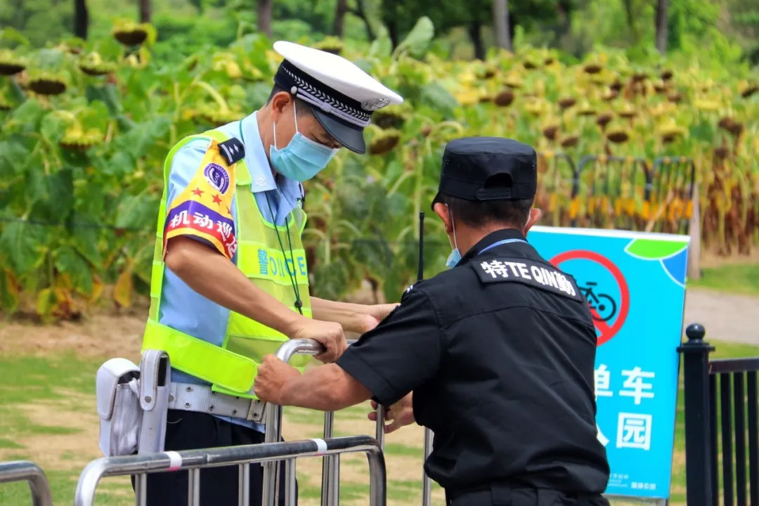 山东面包车珠海大道逼停奥迪,下车后猛拍车窗挑衅!交警调查结果有反转!