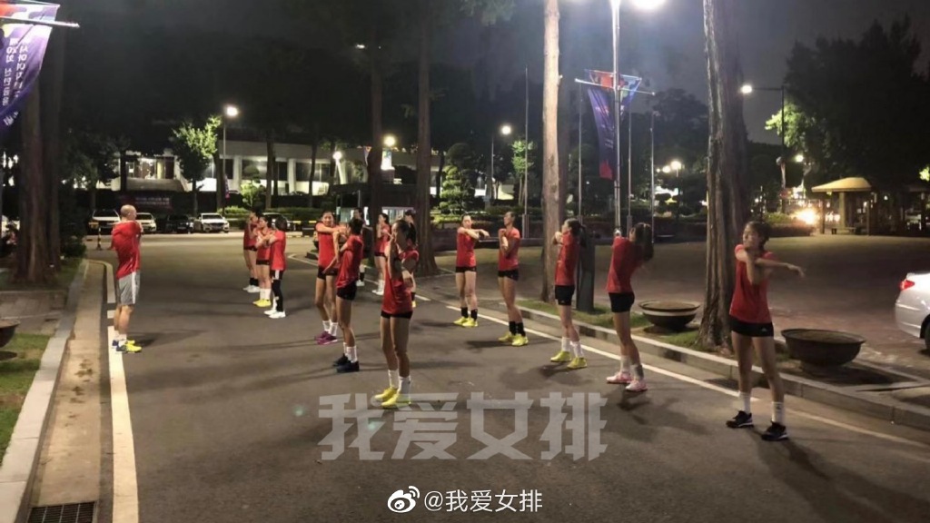 為什么女排世界杯看臺人很少（中國女排韓國參賽在球館門口熱身，亞錦賽14人或僅1人戰能世界杯）