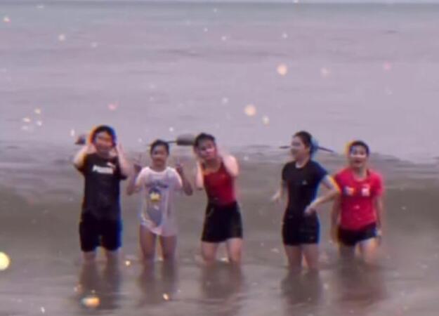 画面好美！全红婵海边捞螃蟹照曝光，网友调侃：又要破纪录了？