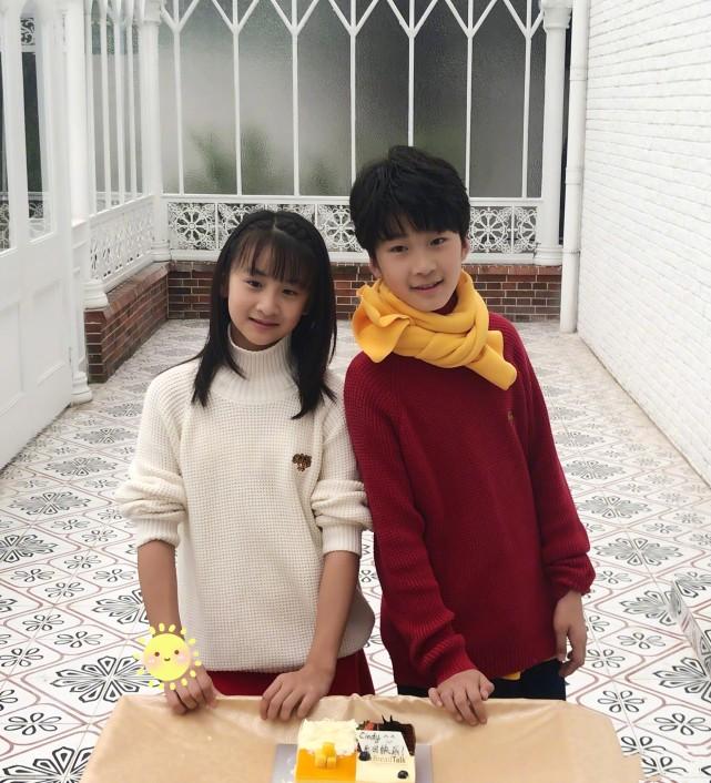 张亮晒照为儿子庆生，14岁天天清新帅气变型男，越来越像爸爸
