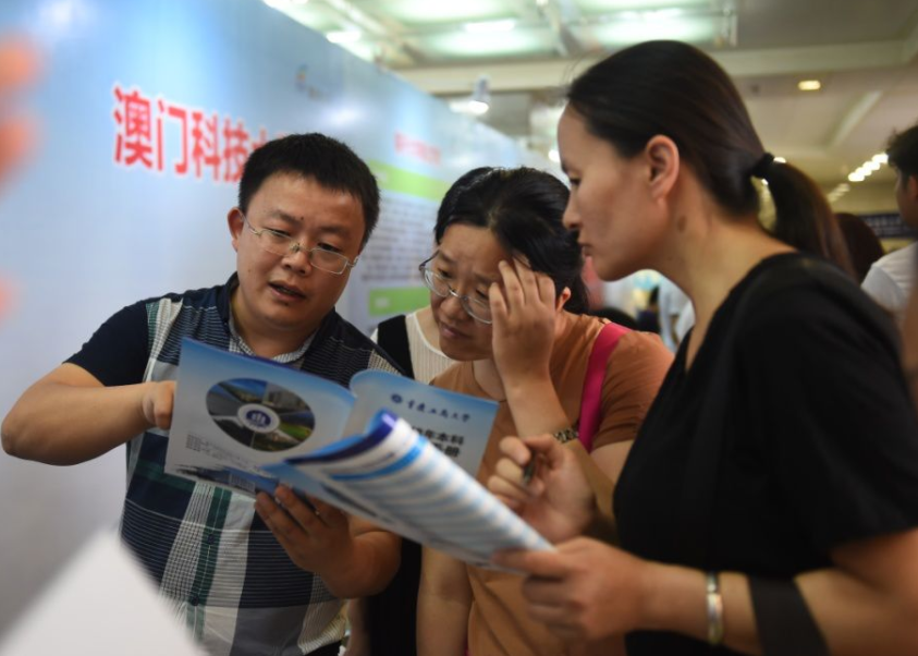 美女学霸高考678分，父母办升学宴，却遭亲戚当众嘲讽