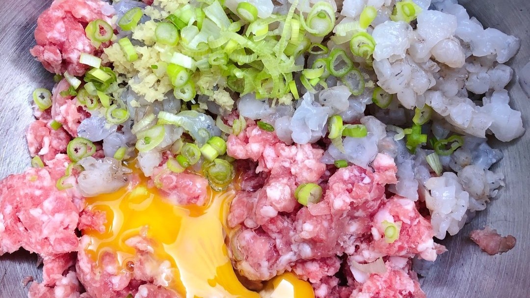 "鲜虾猪肉元宝馄饨"详细的拌馅包法,汤鲜肉嫩,吃三碗都不够