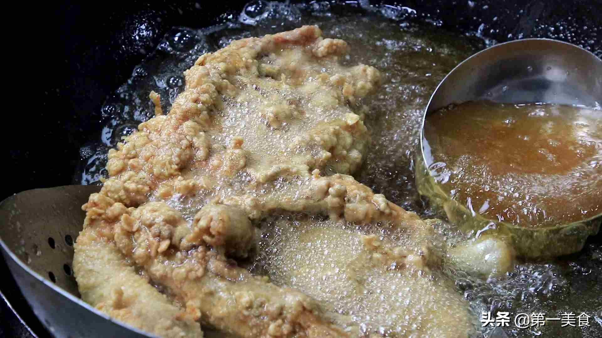 用厨师长的方法做香酥炸鸡，鸡肉鲜嫩多汁，好吃到吮手指