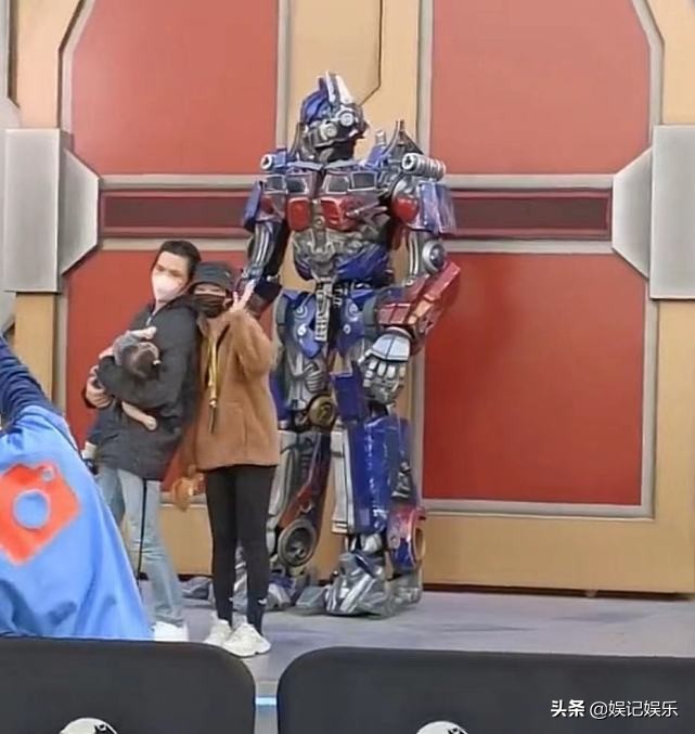 向佐一家逛环球影城，cora在爸爸怀里熟睡，郭碧婷身形变圆润