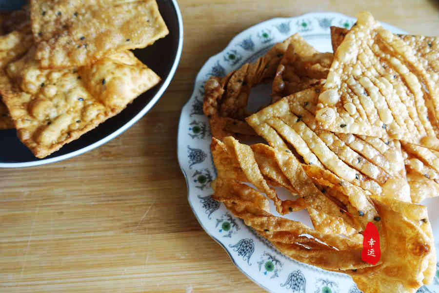 家庭版的煎饼，柔软咸香微微辣，里面有自己现炸的薄脆太香了