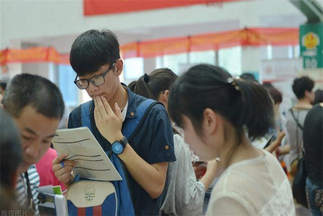 孩子考上本科，四年至少需要花多少钱？算出来的结果值得参考