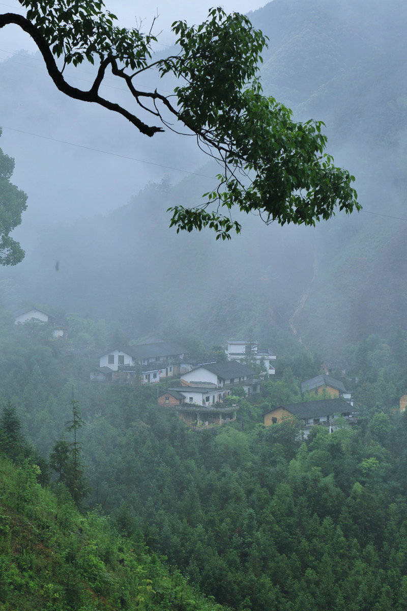打油诗／云雾绕山巅，仙居世外天