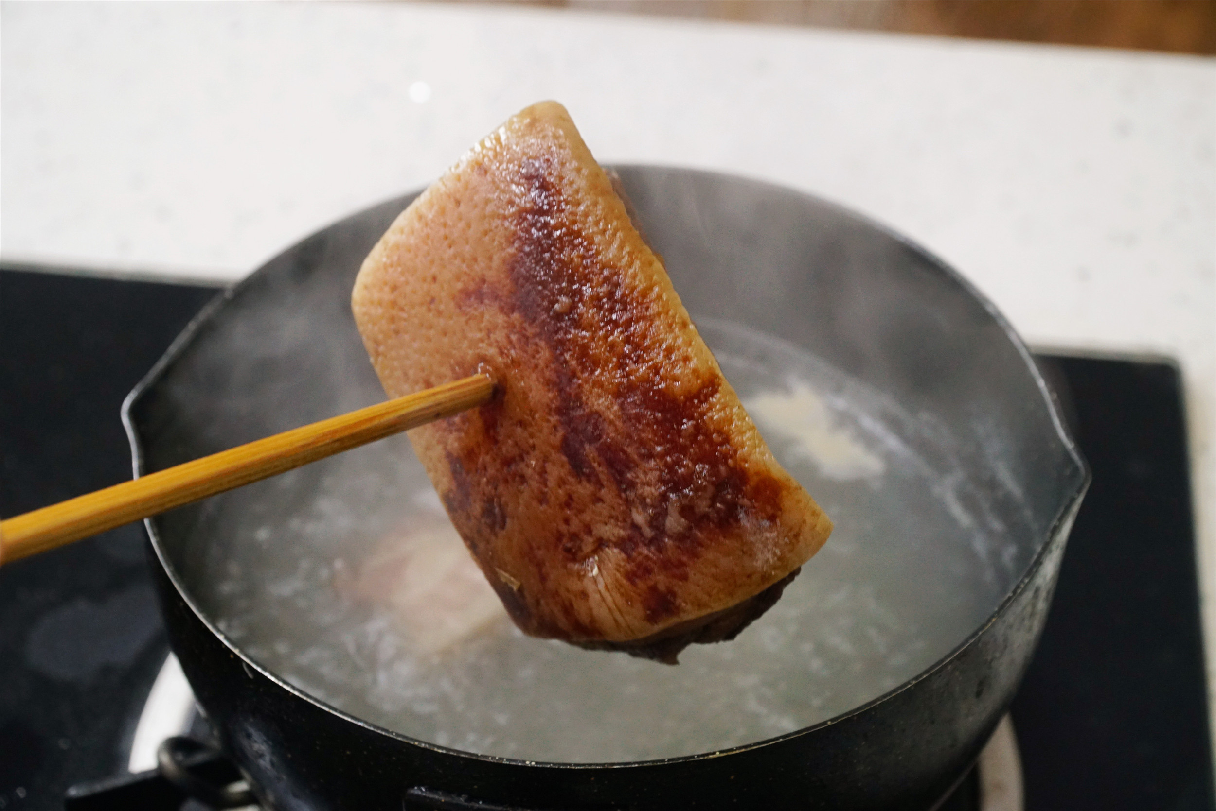 炒腊肉时，万不能直接炒，否则又咸又肥腻，教你正确吃法