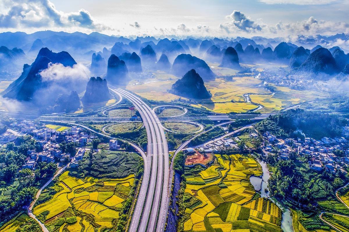 公路,道路两旁或是连绵壮美的大山,或是层峦叠嶂的小丘陵,风景独特而
