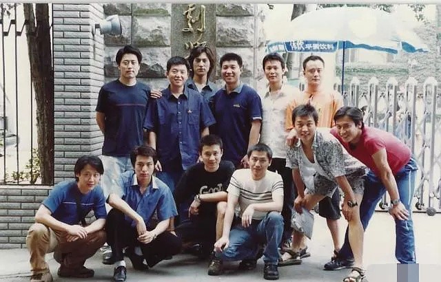 与二婚妻子相守11年，演20年配角终成名，靳东到底有何本事？