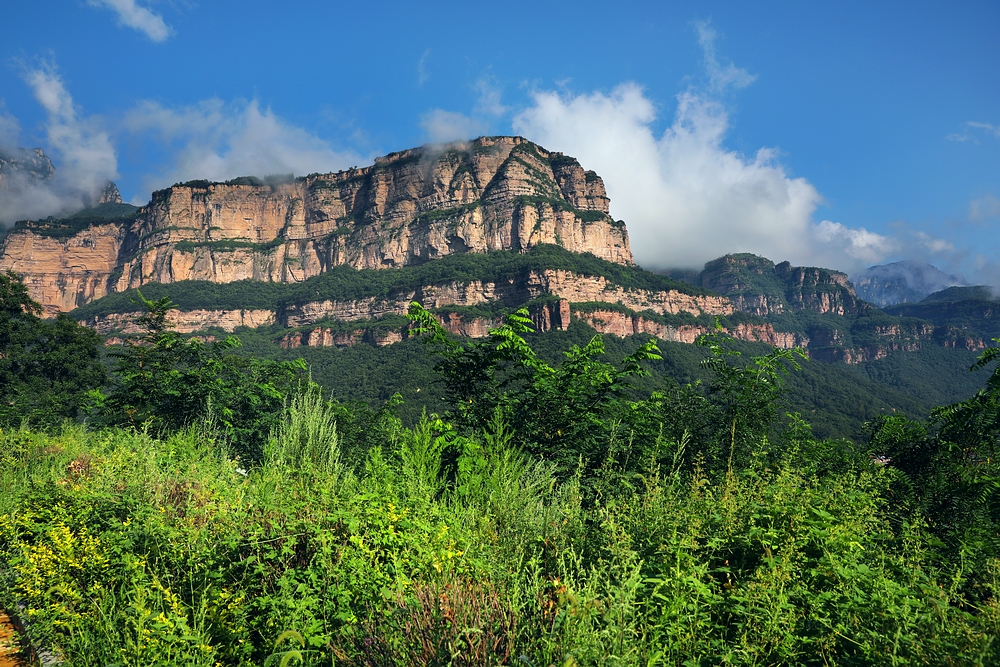 林州太行大峡谷，倒影青山，云雾飞扬，好一幅天然山水画卷