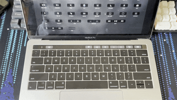当鼠标移动到新 MacBook Pro 的「刘海」时，会出现什么效果？